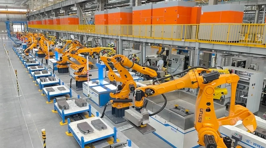 Robots ESTUN en línea de producción industrial